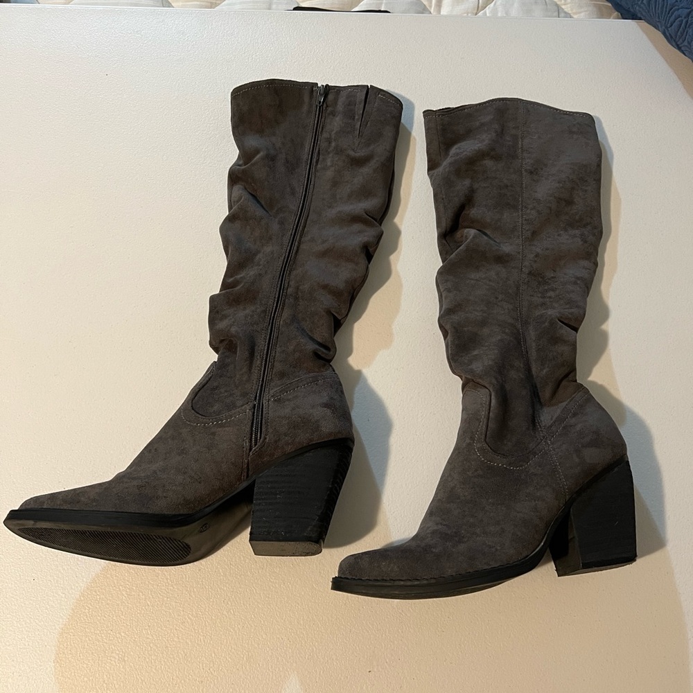 Very G womens size 8.5 faux suede tall boot
